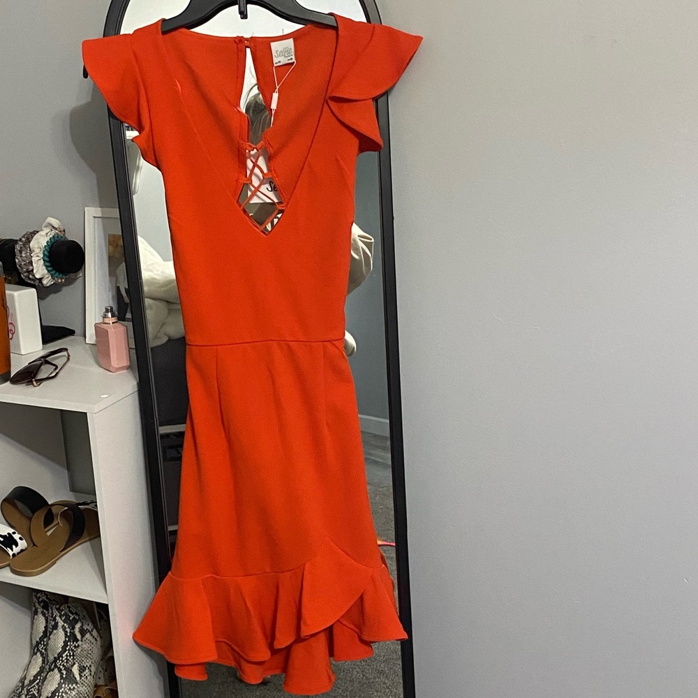 Selfie Leslie forms dress